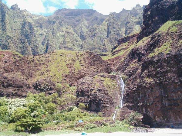 Nakeikionaiwi cliffs and Hoolea waterfalls near the campground