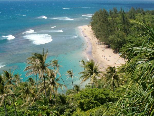 Kee Beach seen from the first lookouts along the Kalalau trail (please don